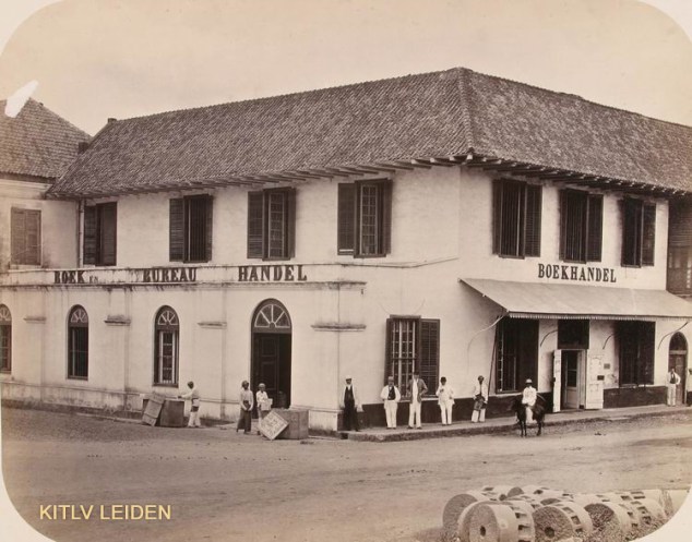 10) Woodbury & Page, “Boek- en bureauhandel G. Kolff & Co. [...] aan de Pasar Pisang te Batavia”, albuminedruk, circa 1865-’72; in deze bekende Bataviase boekwinkel zal ook Berthes grote Java-boek verkocht zijn.