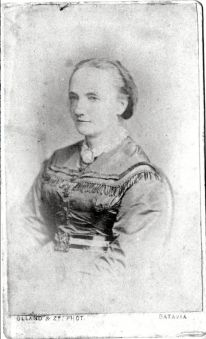 4) Olland & Zn Batavia: fotografie Berthe Hoola van Nooten, fotografie, circa 1860, in handschrift op achterkant (waarschijnlijk van Julius Paul Barth): "Berthe Hoola van Nooten – van Dolder, grootmoeder van Elly van Marle, die haar verzorgde als „Maatji” tot haar 6e jaar in Indië, omdat haar dochter Bertha van Marle – Hoola bij de geboorte van Elly gestorven was (overgrootmoeder van J.P. Barh en B.M. Hupka-Barth)" (© collectie familie Barth).